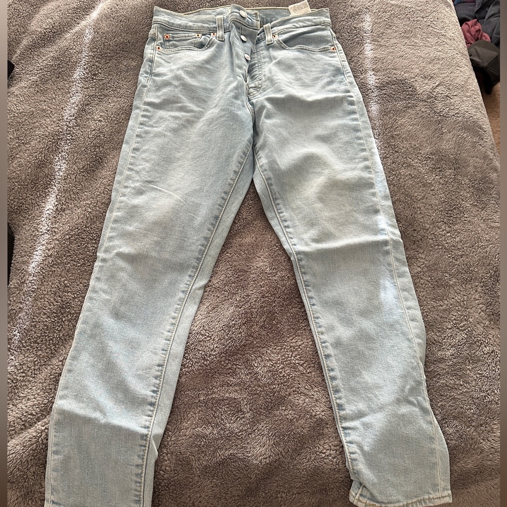 Light wash Levi’s with button front, 30